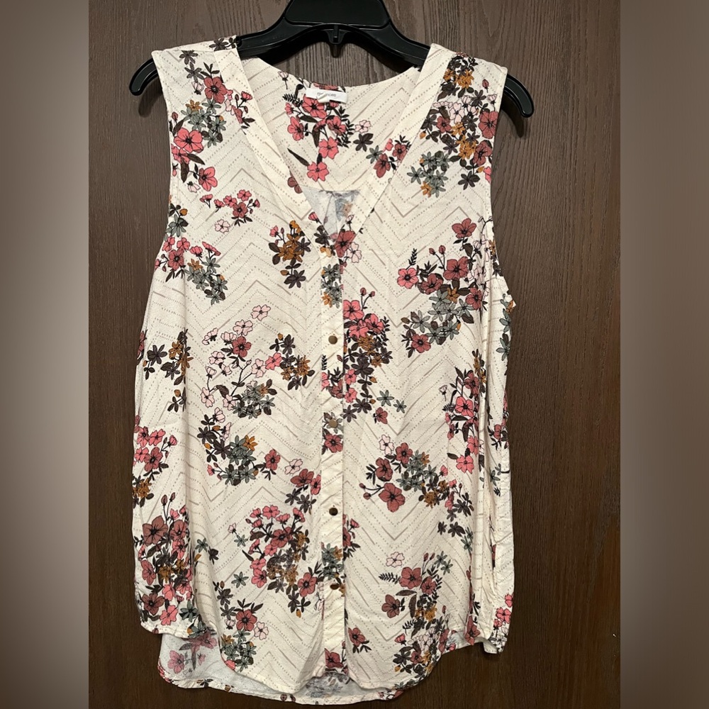 Maurice’s button down XL V neck sleeveless top. Good condition